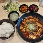 麻婆豆腐TOKYO - 麻婆豆腐定食1000円税込、サラダ・漬物・スープ・ごはん付、ごはん大盛り無料、写真は普通盛り、普通でもけっこう入ってる。