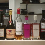 フィエルテ - 食後酒に8種類のボトルがズラリと