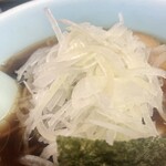 ラーメン おざく - 八王子ラーメンはデフォで玉ねぎスライスが入っているのですが、追加するとさらに甘味が増します