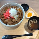 こだわりから揚げの酒処 くらふと - 旨煮牛肉丼。