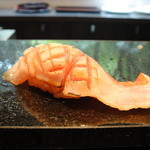 鮨あんりえるるかん - ランチのコース「色」の握り（真鯛の湯引き）