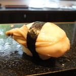 鮨あんりえるるかん - ランチのコース「色」の握り（北海道のイワガキ）