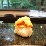 鮨あんりえるるかん - ランチのコース「色」の握り（ウニ）