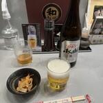 世界一のカキフライと肴 わぶ - ビール&つまみ(お漬物)