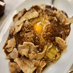 スタミナカレーの店 バーグ - スタミナカレー生卵中盛りご飯400g