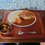 Yo-shoku OKADA - ●厚切りロースカツ&OKADA特製カレー 1,350円
            爽やかな酸味はトマトなのかなあ❔
            そこにコクのある旨味と
            ほんのりと野菜やフルーツ❔などの甘味ある味わいのカレー
            後からジワジワとやって来る辛味