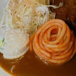 Yo-shoku OKADA - 付け添えにはトマトソースのスパゲッティーとポテサラ
キャベツの千切りが付きている