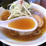 ときわ亭 - スープは醤油ベースの淡麗系。