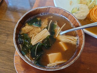 Yo-shoku OKADA - ◯お味噌汁
いつも通り出汁が効いてて
旨味のある美味しい赤出汁となる

鰹出汁以外にも、今日は煮干しの旨味の味わいも感じるなあ
これは意外にも、当たってる様な気がする❔
