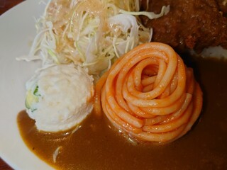 Yo-shoku OKADA - 付け添えにはトマトソースのスパゲッティーとポテサラ
キャベツの千切りが付きている