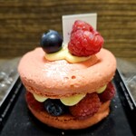 カズノリ イケダ アンディヴィデュエル - 1月末から発売中「アントワネット」アールグレイのクリームが香ります！甘酸っぱいラズベリーなど季節の果実とピンクのマカロンの食感が楽しいガトーです♪素晴らしく美味しいです！