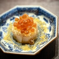 Ji-Cube - ■ホタテの生姜ソース
                    ちょっと塩味が強いですが、紹興酒に漬けたイクラなど、旨味しっかりの一皿。
