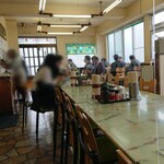 よしの食堂 - 平日11時半頃で店内2～3割埋まってた