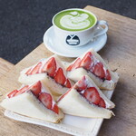 スケマサ コーヒー - あまおうサンド（1200円） 抹茶ラテ（600円）