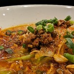 七席中華 コバコ - 最後に麻辣二種類の唐辛子   ネギをかけて仕上げ