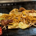 ともえ - 「焼きそば」(｡º∀º) ۶)))ﾔﾊﾞｯ！ こちらもモチっとした黄色い中太麺にソースがからんでうまい