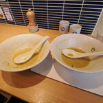 La Maison du Ramen ビスク - 底のスープ比較