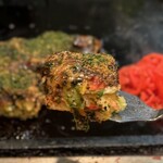 ともえ - 粉ガツオがひたすらいい仕事する(∩˃ ᵕ ˂∩)別に盛られる「紅生姜」がさっぱり感をUPさせてくれて脂を中和してくれる