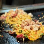 ともえ - お好み焼きが美しく焼かれる今日の「ともえ」さん」                           彩りキレイで見とれるね ( ⁎ᵕᴗᵕ⁎ ) 