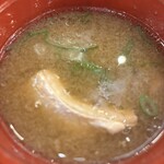 浜焼き海鮮居酒屋 大庄水産 - ⭐︎味噌汁はブリのアラ。身もしっかりついてます❤️