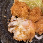 とんかつ　まるや - デラックスかつ定食１６００円。海老かつ。海老７尾、白身のすり身、ホワイトソースを使った品です。高級洋食店顔負けの味わいですよ♩