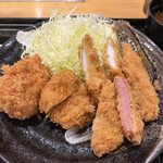 Tonkatsu Maruya - デラックスかつ定食１６００円。ヒレかつ、海老かつ、ソーセージかつ、イカかつ、茄子、ヤングコーン。野菜は日替わりです。イカ好きなので嬉しい定食です♩