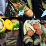 三愛ケータリング - 伊勢エビも立派で、一品料理がいっぱいのおせちです