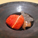 にくの匠 三芳 - 女峰イチゴとチョコレートのアイス。削ったトリュフと一緒に。