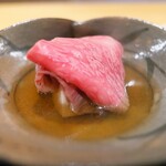 にくの匠 三芳 - 但馬のサーロインを絶妙なお出汁で。徳島の椎茸と共に。出汁は飲み干せます。