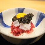 にくの匠 三芳 - サーロインの飯い蒸し。キャビアと剣先イカ、卵黄を。