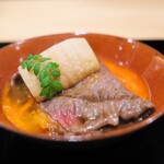 にくの匠 三芳 - リブロースをすき焼き。鹿児島産の筍と。溶き卵にくぐらせます。