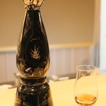 にくの匠 三芳 - 黒のボトルのテキーラ。最高級。