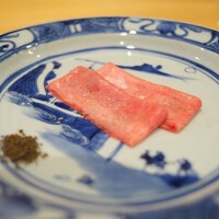 にくの匠 三芳 - 牛タンの昆布締め。