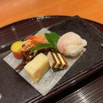 加賀屋 - 鯛の手毬寿司　海老の芝煮　ゴリの佃煮　カニ真丈　干し柿鳴門巻　丸十レモン煮