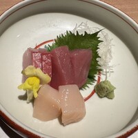 天ぷら 旬和食 あきら - お造り（マグロ、はまち、ホタテ貝柱）