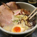 らーめん山頭火 - 特製ラーメン塩、950円。