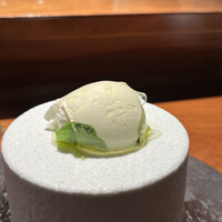 TACUBO - 【モッツァレラ】★★★
                      もっちりとして甘味強く、口の中を爽やかにミルキーに満たしてくれる。