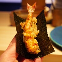 鮨 おにかい×2 - ◇海老天海苔巻き
                    パリッとした海苔と衣を一体にさせ、柔らかな海老の食感に煮詰めの風味が旨味をシャリと共に引き立てる！
                    おにかいさんの代名詞とさせる逸品。