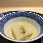 新ばし 星野 - 【淀大根】★★★★★★
      鯛の中骨の出汁の円やかで膨よかで包み込まれるような素晴らしい旨さ。
      大根の香り、甘さと清涼感、そして黒七味の締まりのバランスがここぞいうジャストの着地点！