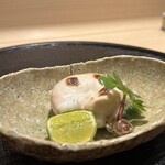 新ばし 星野 - 【天然虎河豚①白子】★★★★★
      厚みある皮の香ばしさから天然ならではの旨味がぐっと広がり、そこから中のクリーミーな味わいにつながり、そして長い余韻に浸る。