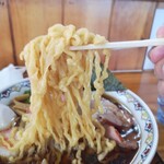 白河手打らーめん　うさぎ - この手打ち中華麺のモッチリ食感！手揉みのウエーブしたちぢれ麺！この食感がたまらない！