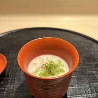 新ばし 星野 - 【粕汁】★★★★
                    黒七味の香りが味覚をツンと刺激して、そこからクリーミーに野菜と酒粕の優しい甘味と香りが広がる。
                    冷えた体に沁みわたる一品。