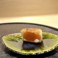 新ばし 星野 - ・からすみもち
                    香ばしくもちもち感ある食感から、からすみの濃く深い味わい。一口毎にうっとり