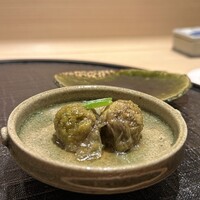 新ばし 星野 - 炊いた蕗の薹
                      苦味と香りが口の中で潤と溢れ、蕗の薹が口の中に満ちていく。ああ、幸せ。
                      