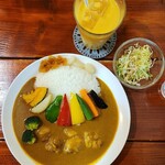 Kare Koubou Charuten - チキン野菜カレー(１番辛口)とマンゴーラッシー