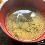 Kissakeishoku Mirai - お味噌汁はワカメとタマネギのお味噌汁です。