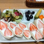 Kajitsuen Riberu - 苺サンドイッチ＆カフェラテ