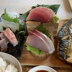 国頭港食堂 - 刺身五点盛りとサバ塩焼き定食