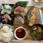 国頭港食堂 - 刺身五点盛りとサバ塩焼き定食