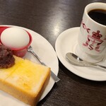 Sakai Kohi - HOTブレンド珈琲(税込500円)とモーニングセット(無料)
                        モーニングセット(無料)
                        ①小倉トースト②茹で卵 
                        小倉餡は粒餡で甘みが強過ず良い感じでした
                        お飲み物①HOTブレンド珈琲(税込500円)